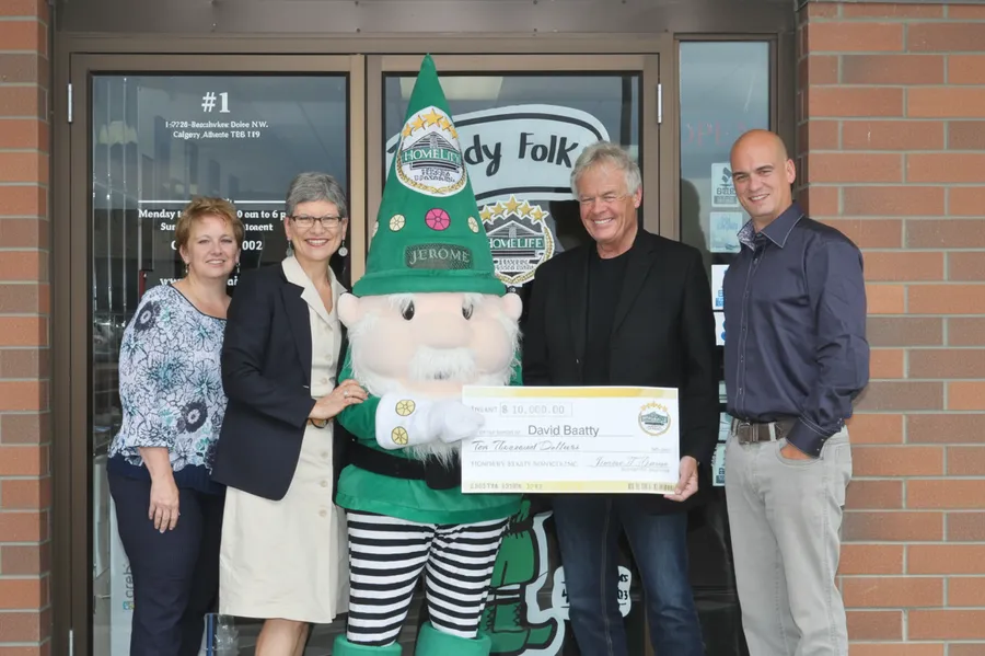 David Baatty receiving his $10,000 HomeLife sweepstakes cheque with Jerome the gnome