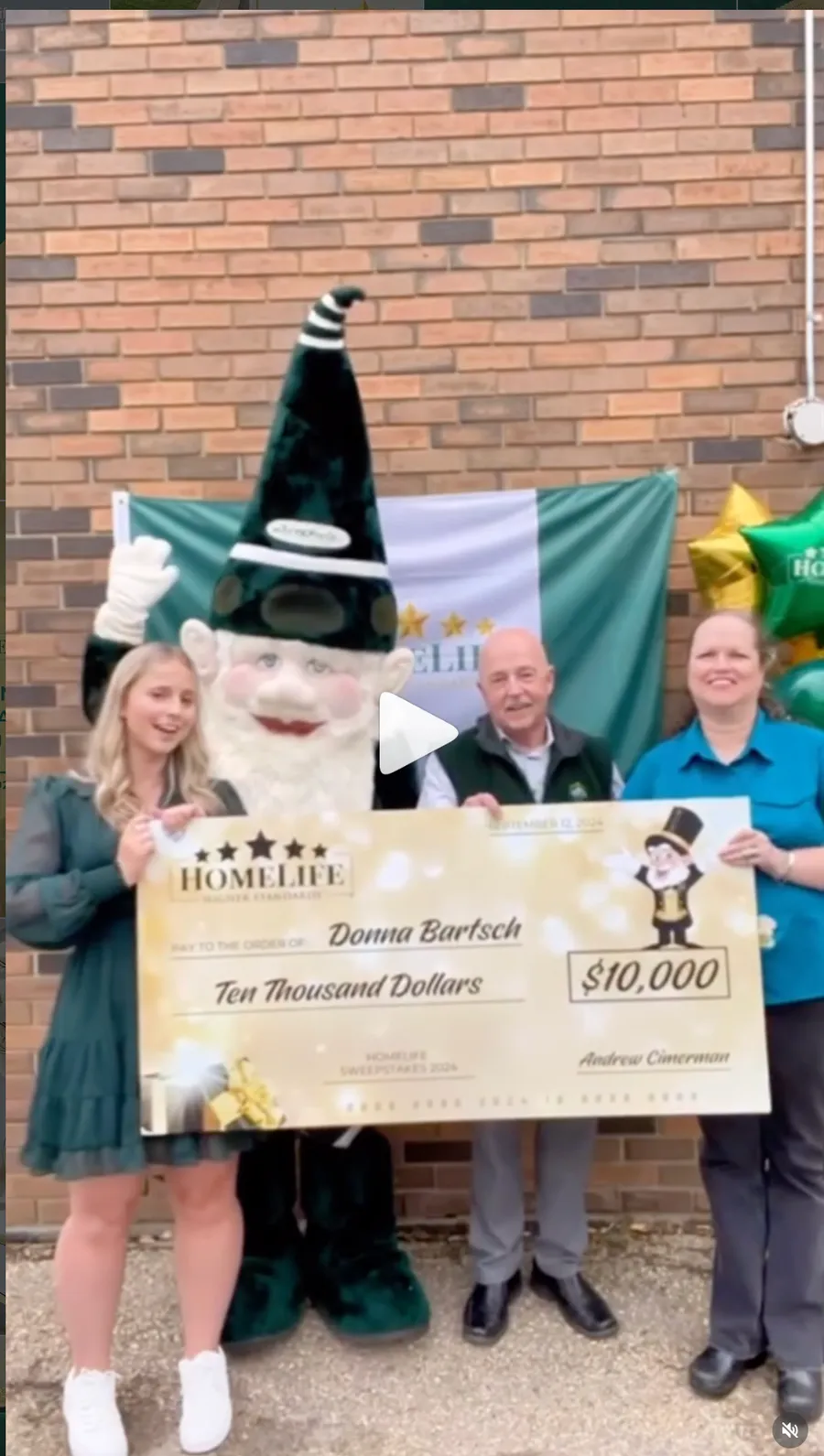 Donna Bartsch receiving her $10,000 HomeLife sweepstakes cheque