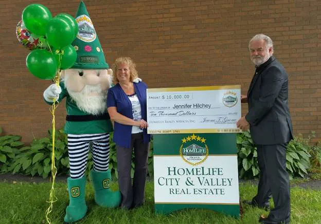 Jennifer Hilchey with her $10,000 HomeLife sweepstakes cheque